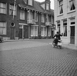 125497 Afbeelding van een rechtsafslaande bromfietser op de hoek van de Plompetorengracht en de Wolvenstraat te Utrecht.